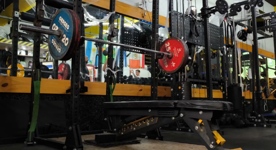 ¿Qué hace fuerte a un Powerlifter de Élite? Análisis del Press de Banca (2021)